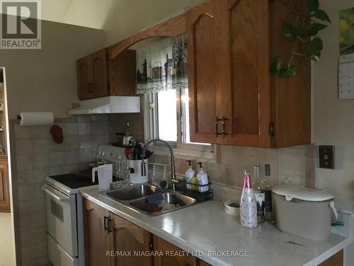 4577 Drummond Road, Niagara Falls (Morrison), ON - Indoor Photo Showing Kitchen With Double Sink
