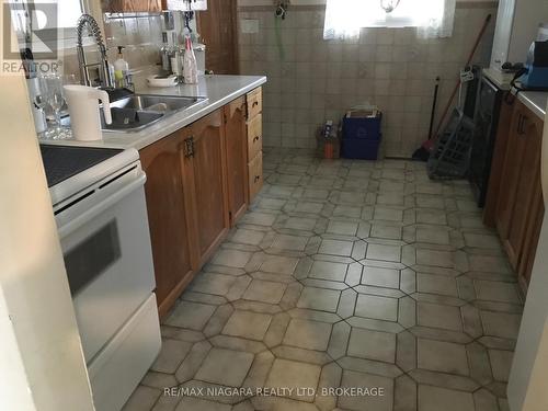 4577 Drummond Road, Niagara Falls (Morrison), ON - Indoor Photo Showing Kitchen With Double Sink