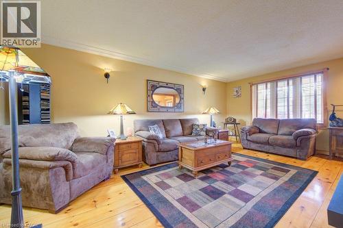 1249 Notre Dame Drive, Petersburg, ON - Indoor Photo Showing Living Room
