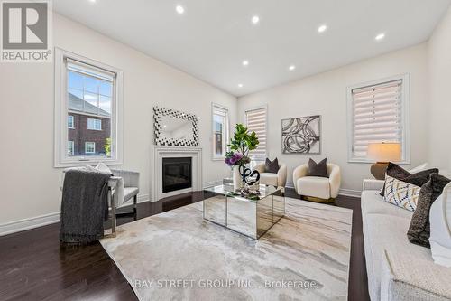 31 Woodgate Pines Drive, Vaughan, ON - Indoor Photo Showing Living Room