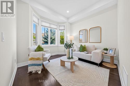 31 Woodgate Pines Drive, Vaughan, ON - Indoor Photo Showing Living Room