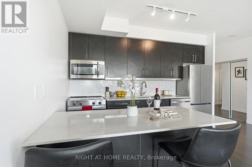 411 - 5101 Dundas Street W, Toronto, ON - Indoor Photo Showing Kitchen