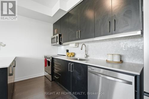 411 - 5101 Dundas Street W, Toronto, ON - Indoor Photo Showing Kitchen With Upgraded Kitchen