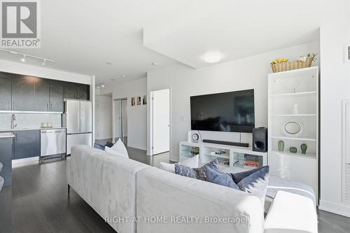 411 - 5101 Dundas Street W, Toronto, ON - Indoor Photo Showing Living Room