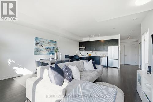 411 - 5101 Dundas Street W, Toronto, ON - Indoor Photo Showing Living Room