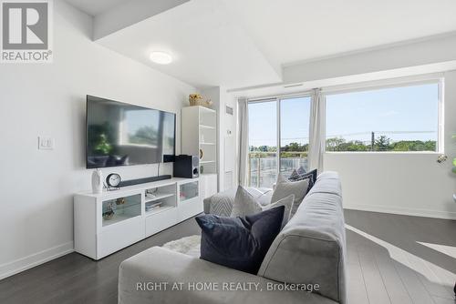 411 - 5101 Dundas Street W, Toronto, ON - Indoor Photo Showing Living Room