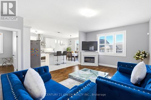 2824 Doyle Drive, London South, ON - Indoor Photo Showing Living Room