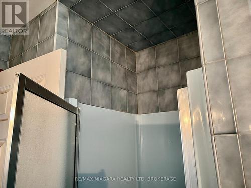 Separate Shower in Main Bath - 4628 Baldwin Avenue, Niagara Falls (Ascot), ON - Indoor Photo Showing Bathroom