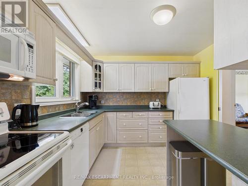 39 Orma Drive, Orillia, ON - Indoor Photo Showing Kitchen With Double Sink