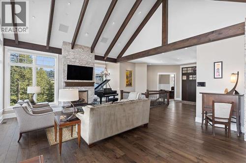 622 Jigger Place, Vernon, BC - Indoor Photo Showing Living Room With Fireplace