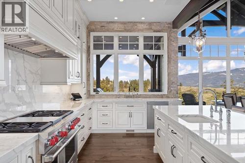622 Jigger Place, Vernon, BC - Indoor Photo Showing Kitchen With Upgraded Kitchen
