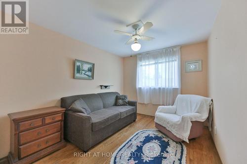 1728 Pickmere Court, Mississauga, ON - Indoor Photo Showing Living Room