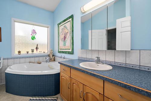 3907 3905 54 Street, Wetaskiwin, AB - Indoor Photo Showing Bathroom