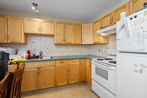 3907 3905 54 Street, Wetaskiwin, AB - Indoor Photo Showing Kitchen