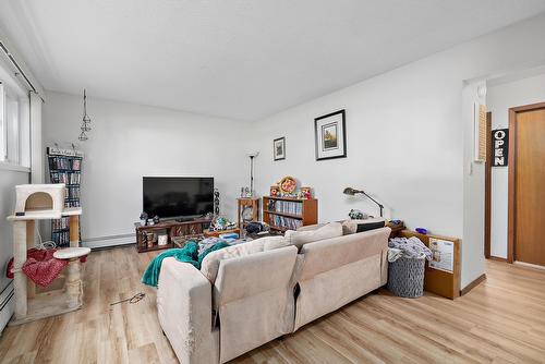 3907 3905 54 Street, Wetaskiwin, AB - Indoor Photo Showing Living Room