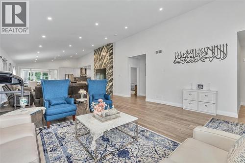 2585 Kenora Street, Windsor, ON - Indoor Photo Showing Living Room