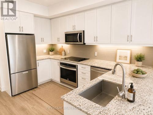 VIRTUAL STAGED - Kitchen - 1003 - 9618 Yonge Street, Richmond Hill, ON - Indoor Photo Showing Kitchen With Upgraded Kitchen