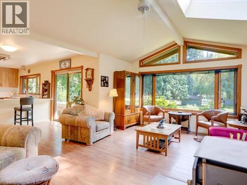 10440 Kelly Creek Road, Powell River, BC - Indoor Photo Showing Living Room
