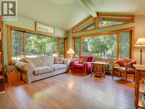 10440 Kelly Creek Road, Powell River, BC - Indoor Photo Showing Living Room