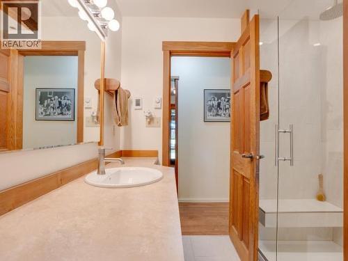 10440 Kelly Creek Road, Powell River, BC - Indoor Photo Showing Bathroom