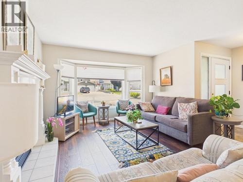 14 Poplar Court, Osoyoos, BC - Indoor Photo Showing Living Room