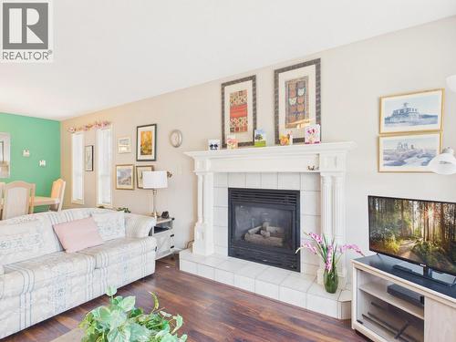14 Poplar Court, Osoyoos, BC - Indoor Photo Showing Living Room With Fireplace