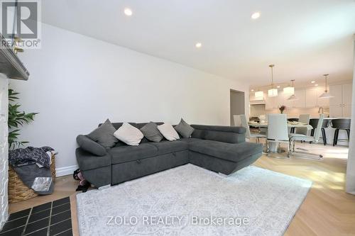 1077 Anna Maria Avenue, Innisfil, ON - Indoor Photo Showing Living Room