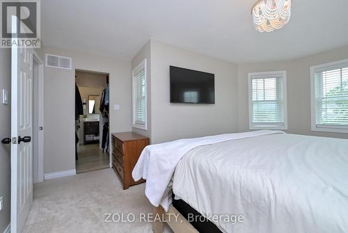 1077 Anna Maria Avenue, Innisfil, ON - Indoor Photo Showing Bedroom