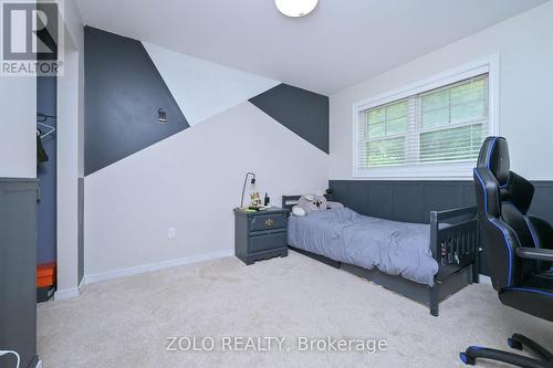 1077 Anna Maria Avenue, Innisfil, ON - Indoor Photo Showing Bedroom