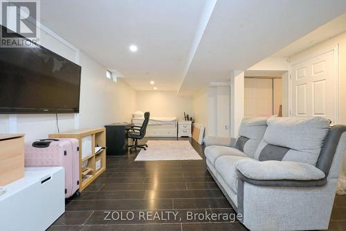 1077 Anna Maria Avenue, Innisfil, ON - Indoor Photo Showing Living Room