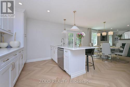 1077 Anna Maria Avenue, Innisfil, ON - Indoor Photo Showing Kitchen With Upgraded Kitchen