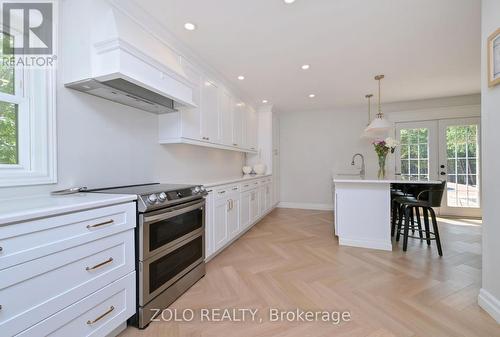 1077 Anna Maria Avenue, Innisfil, ON - Indoor Photo Showing Kitchen With Upgraded Kitchen