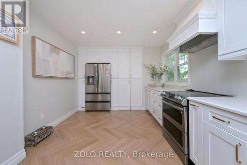 1077 Anna Maria Avenue, Innisfil, ON - Indoor Photo Showing Kitchen