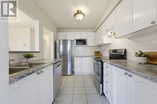 4425 Peter Drive, Burlington, ON - Indoor Photo Showing Kitchen With Double Sink With Upgraded Kitchen