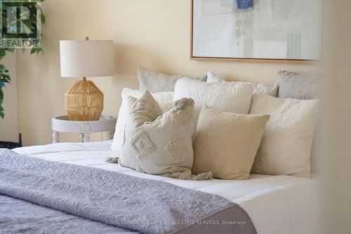 4425 Peter Drive, Burlington, ON - Indoor Photo Showing Bedroom