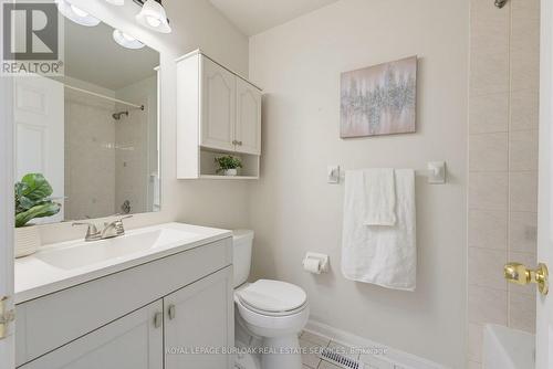 4425 Peter Drive, Burlington, ON - Indoor Photo Showing Bathroom