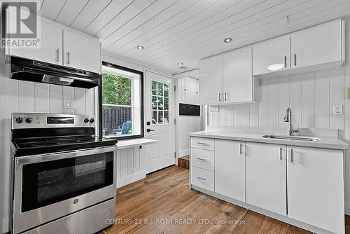 1100 Hewitt Street, Gravenhurst, ON - Indoor Photo Showing Kitchen With Upgraded Kitchen