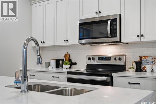 39 900 St Andrews Lane, Warman, SK - Indoor Photo Showing Kitchen With Stainless Steel Kitchen With Double Sink With Upgraded Kitchen