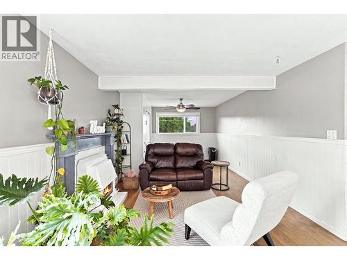 364 Collingwood Drive, Kamloops, BC - Indoor Photo Showing Living Room