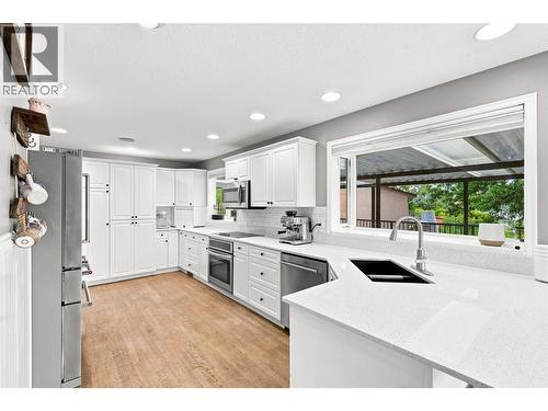 364 Collingwood Drive, Kamloops, BC - Indoor Photo Showing Kitchen With Double Sink