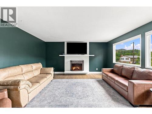 364 Collingwood Drive, Kamloops, BC - Indoor Photo Showing Living Room With Fireplace