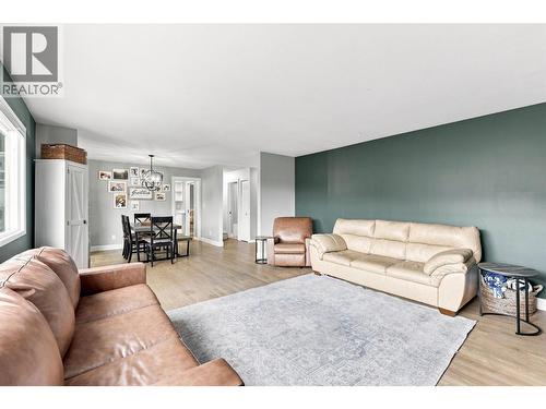 364 Collingwood Drive, Kamloops, BC - Indoor Photo Showing Living Room