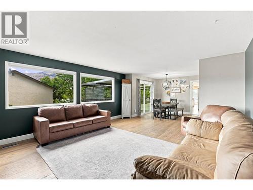 364 Collingwood Drive, Kamloops, BC - Indoor Photo Showing Living Room