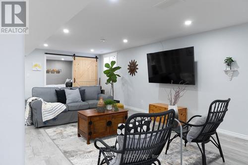 6 Macneil Court, Brantford, ON - Indoor Photo Showing Living Room