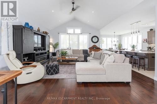 6 Macneil Court, Brantford, ON - Indoor Photo Showing Living Room