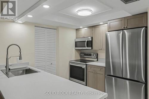 303 - 30 Charlevoix Street, Ottawa, ON - Indoor Photo Showing Kitchen