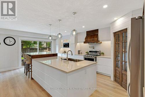 142 Deer Ridge Drive, Kitchener, ON - Indoor Photo Showing Kitchen With Upgraded Kitchen