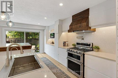 142 Deer Ridge Drive, Kitchener, ON - Indoor Photo Showing Kitchen