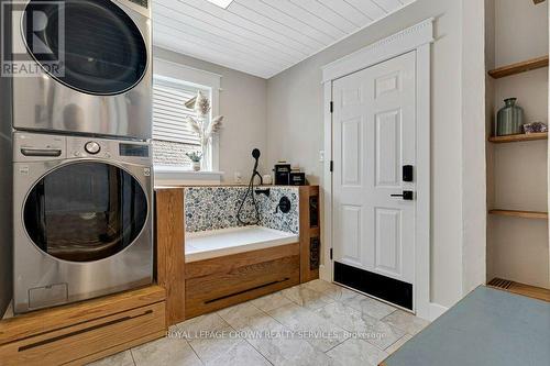 142 Deer Ridge Drive, Kitchener, ON - Indoor Photo Showing Laundry Room