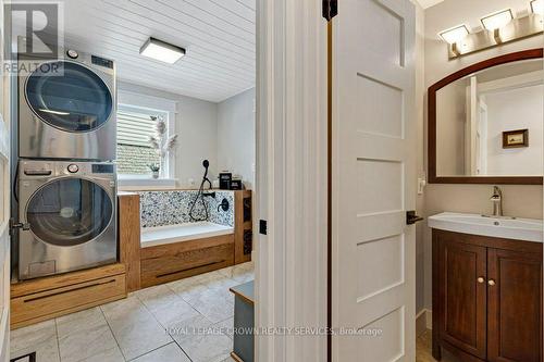 142 Deer Ridge Drive, Kitchener, ON - Indoor Photo Showing Laundry Room